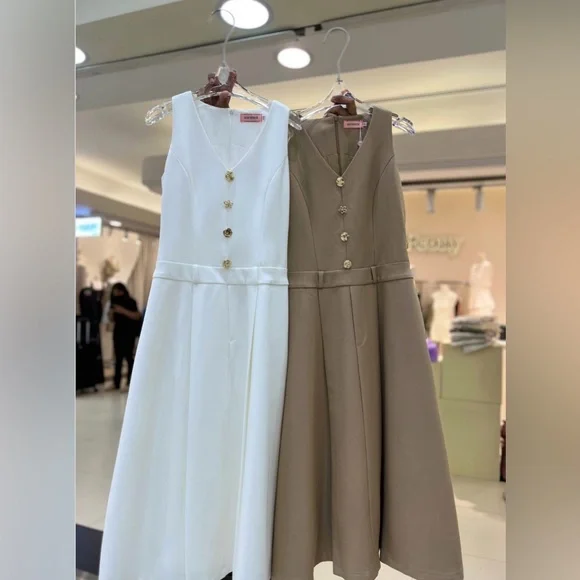 Elegant White Sleeveless Dress with Belt - Picture 4 of 6